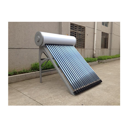 Solární ohřívač vody na střeše s plochým termosifonem